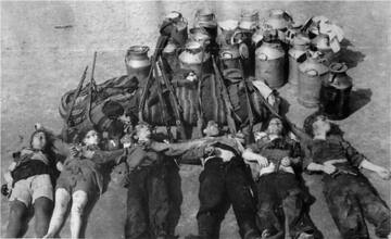 Nogalinātie Dailoņa Breikša nacionalo partizanu grupas dalībnieki 1952. gada 16. aprīlī izlikti apskatei Raunas centrā. Avots: Raunas muzejs