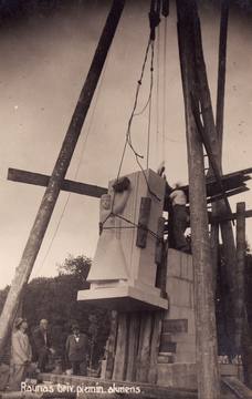 Installation of the Rauna Freedom Monument, early 1930s. Source: Rauna Museum