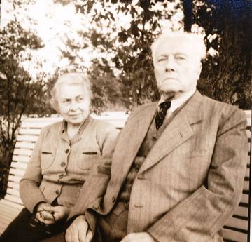 Ģenerālis Jānis Balodis un Elvīra Balode Saulkrastos 1959.gada septembrī. V.Caunes foto