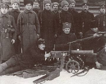 Soldiers of the Latgale Partisan Regiment after the capture of Kokoreva in 1919, standing next to the machine gunner P.Dille, 1st from the left is Jāzeps Grodņa. Source: Photographic collection of the Balvi County Museum