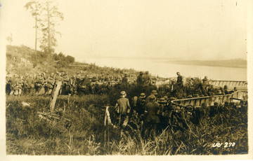 Vācijas armijas karavīri gatavojas šķērsot Daugavu Rīgas operācijas laikā. Vēlāk viņi cīnīsies kaujās pie Mazās Juglas upes. 1917. Avots: Latvijas Kara muzejs
