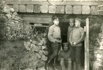 2. Rīgas latviešu strēlnieku bataljona strēlnieki un vecākais ārsts Gerhards Feders (1. no kreisās) pie lazaretes zemnīcas Nāves salā. 1916. gada vasara
