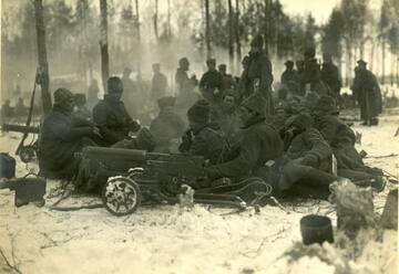 Latviešu strēlnieki Ziemassvētku kauju starplaikā. 1917. Avots: Latvijas Kara muzejs