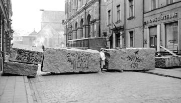 Barricades on the streets of Old Riga. Source: 1991. Barricade Museum