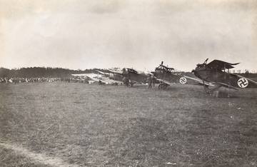 Aviation festival in Spilve. 1st half of the 1920s. Source: Latvian War Museum.
