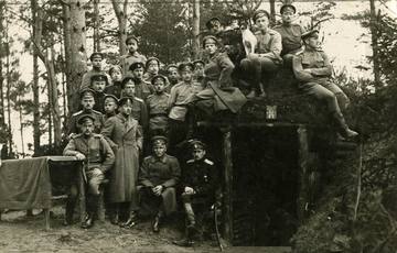 4. Officers of the Vidzeme Latvian Riflemen Battalion in positions. Olaine district, 1916. In the 1st row, in the center, sits the battalion commander Ansis Zeltiņš. Source: Latvian War Museum.