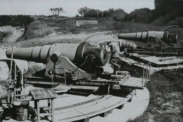 Coastal defense guns in the vicinity of Daugavgrīva or on Mangalsala. 1917. Private collection.
