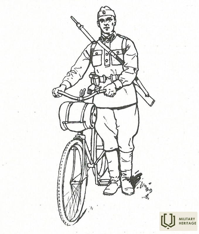 Latvijas armijas riteņbraucēju karavīru stāja pie divriteņa.20.gs. 30. gadi.