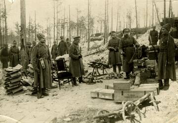 Latviešu strēlnieki ieņemtajā Ložmetējkalnā ar iegūtajām trofejām. 1917. Latvijas Kara muzejs