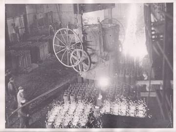The first smelting in Liepāja's "Red Metallurgical Plant" - after the war, the land of Latvia was polluted by thousands of wartime scrap - they were gradually removed and a large part of them was remelted. Liepāja, 1945. (Latvian War Museum)