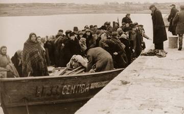 Refugee boat in the harbor of Herviken, Gotland, 1944