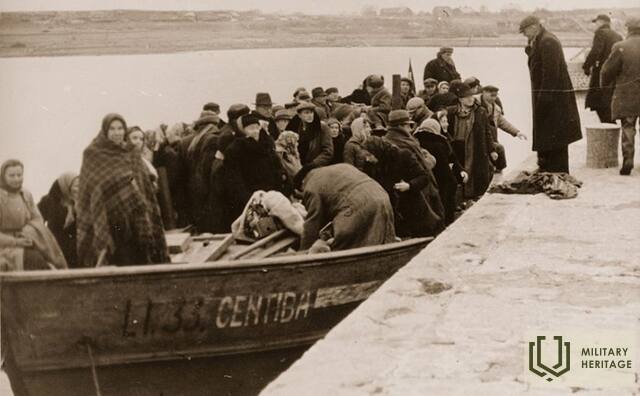 Bēgļu_laiva_Hervikenas_ostā_Gotlandē_1944_gad.jpg