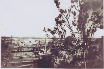 Elmāra Heniņa uzņemtajā attēlā redzams ešelons uz Omsku īsi pirms attiešanas 1949. gada 26. martā Skrundas stacijā