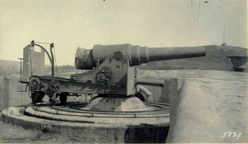 11-inch (280 mm) gun of the 1887 model in Vladivostok, late 20th century. Similar gun platforms were built at Battery No. 1