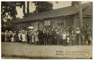 Bēgļi rindā pēc maizes Valkā, Alejas ielā, apt. 1915.g. (ēkas vieta tagad Puiestee iela Valgā, Igaunijā). Avots: Valkas novadpētniecības muzeja krājums