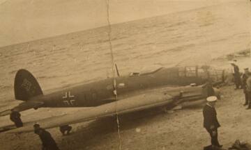 (https://port-alexandra3.livejournal.com/) Vācijas bruņoto spēku Heinkel He - 111 bumbvedējs pēc piespiedu nolaišanās Liepājas pludmalē 1939. gada 11.septembris.