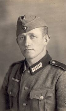Vācijas armijas karavīrs Hermanis Fauls, 20.gs. 40. gadi. Avots: Kurlandkessel.de.