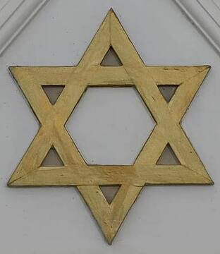 The photograph is for illustrative purposes only. A photograph of the Star of David from that time has not been found.
