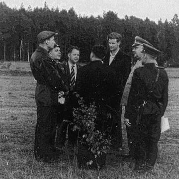 Operational game "Meteor". Preparations for the seizure of a US spy plane at an airfield set up by the KGB in Kurzeme. In the foreground, two unidentified persons with their backs to each other. In the second row from the right: 1. Lieutenant General Pyotr Fedotov, Chief of the 2nd Main Directorate of the KGB of the USSR; 2. Edvīns Ozoliņš (agent "Pilot"); 3. Senior Lieutenant Jānis Lukašēvičs, 2nd Division of the KGB of the Latvian SSR (with a camera on his chest); 4. Chairman of the KGB of the Latvian SSR, Major General Jānis Vēvers; 5. Chief of the KGB of the Latvian SSR, Major Alberts Bundulis (with a flashlight in his hands). Photo taken on September 10, 1955. Photo: TSDC archive