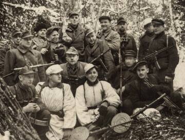 National partisans of the Pēteris Čevers group in Vandzene parish. Winter of 1949/1950. From left: in the center row – Pēteris Čevers, in the 3rd row 1. Jānis Prauliņš, 7. Augusts Dundurs. Photo: Latvian National Archives – Latvian State Archives