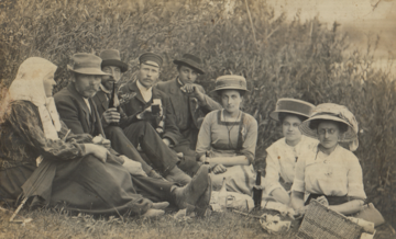Strazdiņu ģimene ap 1910. gadu. No labās: 1) Līze Rošteina; 4. Fricis Strazdiņš. Nav zināms kura no parējām divām jaunajām sievietēm ir Kate Strazdiņa (attēls no privātas kolekcijas).