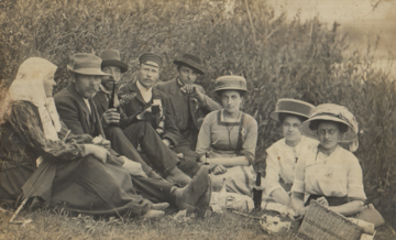 The Strazdiņš family around 1910. From right: 1) Līze Rošteina; 4. Fricis Strazdiņš. It is not known which of the other two young women is Kate Strazdiņš (image from a private collection).