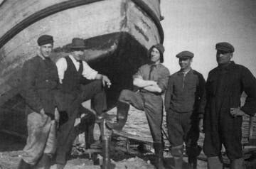 Boat refugees Laimonis Pētersons, Eduards Andersons, Voldemārs Jurjaks, Kārlis Prulis and Jānis Priedoliņš at the fishing boat “Aira” in Valleviken, Gotland. April 1945. Photo: D. Holmerts. National Oral History Collection.