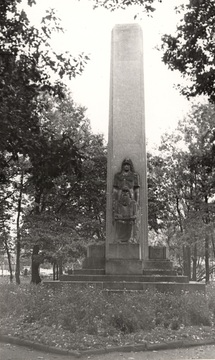 Monument to the Independence of Lithuania in Rokiškis during the Soviet era, 1980s–1990s. Photo by Aleksandras Pleskačiauskas. From: National M. K. Čiurlionis Art Museum, ČDM M 3-1-6/16 // Lithuanian Integral Museum Information System, online access: https://www.limis.lt/valuables/e/805209/313302008?searchId=52105921