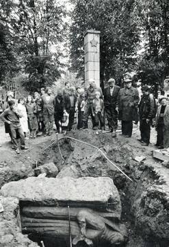 Excavation of the remains of the Lithuanian Independence Monument in Biržai, destroyed during the Soviet era, in 1988. Photo unknown. From: Biržai district municipality collection // Register of Cultural Values, iconography no. 11, available online: https://kvr.kpd.lt/#/static-heritage-detail/528395e1-4924-4d40-b5ce-2d45fd489542