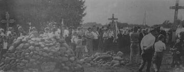 Gathered to bless the cross at the Altar of Freedom "Baltic Way" (Valley of the Baltic Way Crosses near Pasvalys) 1989 m. August 23. Photo. Vidas Dulkė and Aida Dulkienė. From: R. Butėnienė, A. Kazlauskas, "Baltic Way, 1989 m. August 23-oji. Pasvalys: from despair - or already to hope?", in: Darbas, 1989-08-26 (no. 102–103), p. 1
