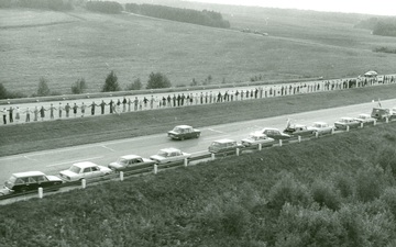 Moments of the Baltic Way 1989. Photo unknown. From: Kaunas IX Fort Museum, KDFM F 13544 // Lithuanian Integral Museum Information System, online access: https://www.limis.lt/valuables/e/805232/60000003656355?searchId=50478551