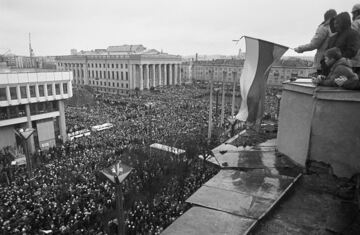 The morning of January 13th at the Palace of the Supreme Council of the Republic of Lithuania, 1991. Photo by Romualdas Požerskis. From: Lithuanian Association of Photo Artists, LFS Pos N1286 // Lithuanian Integral Museum Information System, online access: https://www.limis.lt/valuables/e/365036708/407931033?searchId=18793654