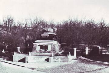 Burial place of Soviet soldiers of World War II in Salantai Soviet era Photo unknown. From: Personal collection of Paulius Vaniuchins