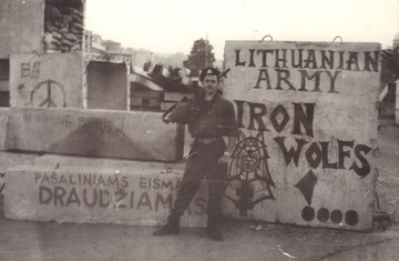 A soldier of the Voluntary National Defense Service at the barricades of the Supreme Council, August 1991. Photo unknown. From: Vytautas the Great War Museum, VDKM Fa 23455 // Lithuanian Integral Museum Information System, online access: https://www.limis.lt/valuables/e/805446/566577472?searchId=35683122