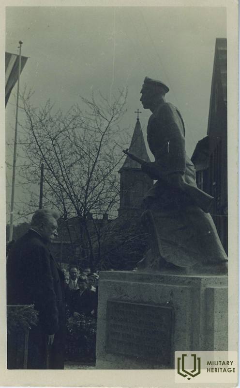 Izglītības ministrs Augusts Tentelis Cēsu pulka skolnieku rotai veltītā pieminekļa atklāšanas svinībās Cēsīs 1938. g. Avots: Cēsu Vēstures un mākslas muzejs