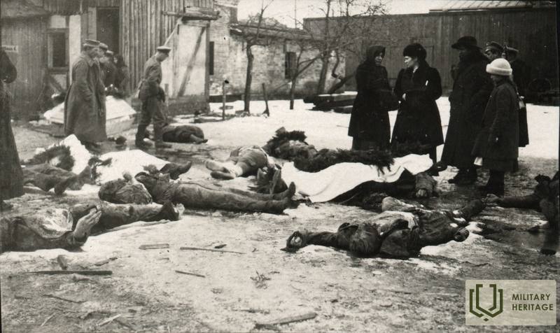 1919.gada 17.martā Jelgamas cietuma  pagalmā piederīgie meklē Sarkanā terora upura aizturētos un nogalinātos tuviniekus. A. Tomašūna privātā kolekcija. Avots: dveseluputenis.lv