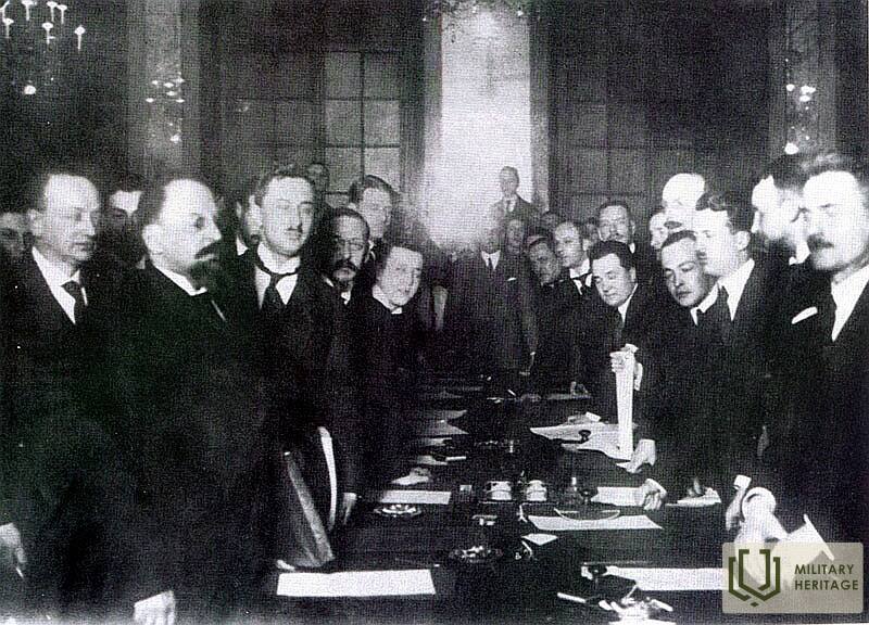 Pēc Padomju Krievijas (delegāti pa kreisi) un Polijas miera līguma parakstīšanas Rīgas Melngalvju namā 1921. gada 18. martā. Avots: la.lv