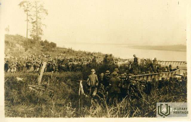 Vācijas armijas karavīri gatavojas šķērsot Daugavu Rīgas operācijas laikā. Vēlāk viņi cīnīsies kaujās pie Mazās Juglas upes. 1917. Avots: Latvijas Kara muzejs