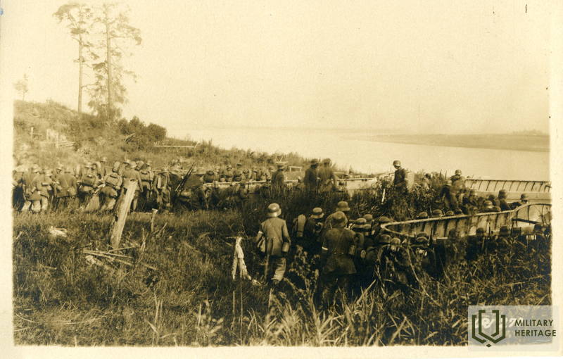 Vācijas armijas karavīri gatavojas šķērsot Daugavu Rīgas operācijas laikā. Vēlāk viņi cīnīsies kaujās pie Mazās Juglas upes. 1917. Avots: Latvijas Kara muzejs