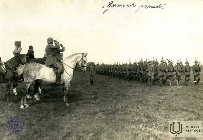 Rietumu brīvprātīgo armijas un Dzelzsdivīzijas parāde pie Jelgavas. 1919. gada 1. septembris. Avots: LNVM krājums.