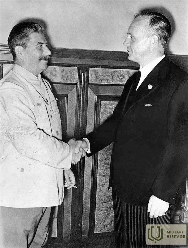 Staļins un Ribentrops pēc pakta parakstīšanas. 1939.gada 23. augustā. Avots: Vācijas federālais arhīvs.