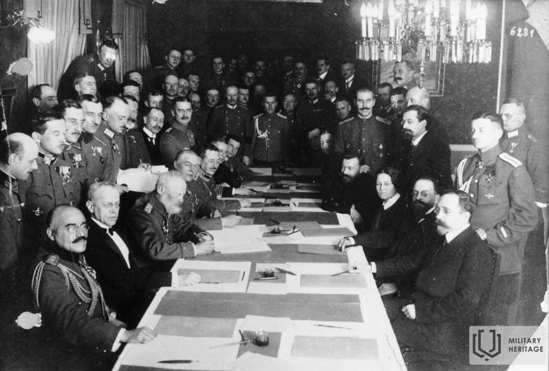 Pamiera līguma parakstīšana 1917. gada 15. decembrī. Kreisajā pusē Osmaņu impērijas, Austroungārijas, Vācijas un Bulgārijas delegācijas (līgumu paraksta Austrumu frontes virspavēlnieks Bavārijas princis Leopolds), labajā pusē Padomju Krievijas delegācija (sēž Ļevs Kameņevs, Ādolfs Joffe un Anastāsija Bicenko). Avots: Vācijas valsts arhīvs.
