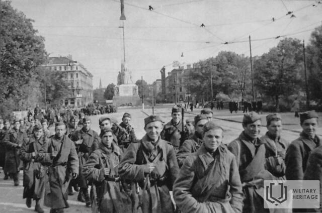 Red_Army_soldiers_in_Riga_October_1944.jpg