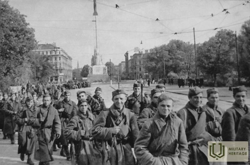 130. latviešu strēlnieku korpuss, Sarkanās armijas parādē pie Brīvības pieminekļa 1944. gada 15. oktobrī. Avots: Wikipedia.